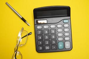 organisateur personnel et calculatrice sur un bureau jaune photo