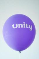 texte d'unité sur un ballon de couleur violette, photo