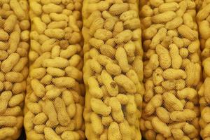 vue aérienne de la pile de nombreuses cacahuètes dans un paquet photo