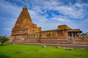 le grand temple de tanjore ou temple brihadeshwara a été construit par le roi raja raja cholan à thanjavur, tamil nadu. c'est le temple le plus ancien et le plus haut d'inde. ce temple inscrit au patrimoine de l'unesco. photo