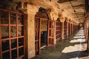 le grand temple de tanjore ou temple brihadeshwara a été construit par le roi raja raja cholan à thanjavur, tamil nadu. c'est le temple le plus ancien et le plus haut d'inde. ce temple inscrit au patrimoine de l'unesco photo