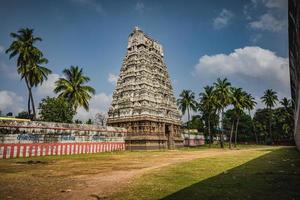 thirukalukundram est connu pour le complexe du temple vedagiriswarar, populairement connu sous le nom de kazhugu koil - temple de l'aigle. ce temple se compose de deux structures, l'une au pied de la colline et l'autre au sommet de la colline photo