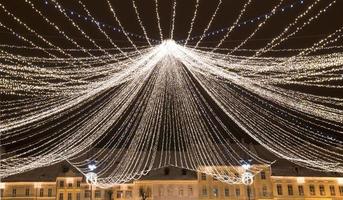 lumières de Noël sur la place de la vieille ville photo