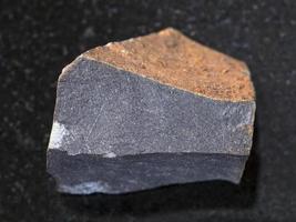 pierre brute de tachylite hyalobasalt sur dark photo