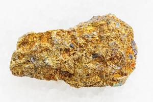 minerai de pyrite brut sur marbre blanc photo