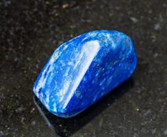 roche de lapis-lazuli lazurite dégringolée sur fond noir photo