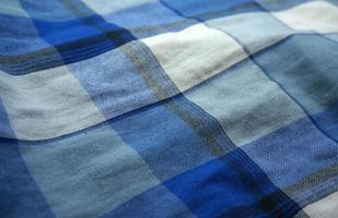 fond de texture de tissu sarong. tissu de paréo indonésien. rayé bleu, blanc et noir. conception carrée. photo