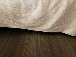 tapis gris ou moquette au sol et drap de lit photo