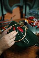 processus de broderie avec du fil de coton de chapeau de champignons. photo