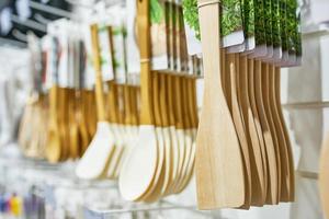 vitrine avec ustensiles de cuisine en bois. photo