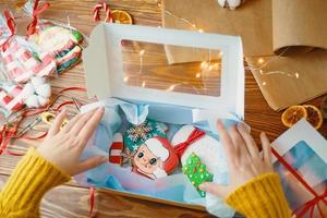 boîte de pain d'épice de noël sur table en bois. photo