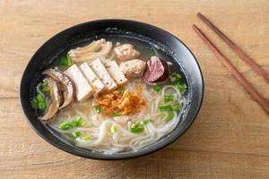 soupe de nouilles de riz vietnamienne avec saucisse vietnamienne servie légumes et oignon croustillant photo