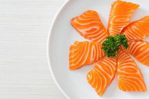 sashimi cru de saumon frais sur plaque