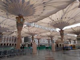 médina, arabie saoudite, 2022 - la construction de parapluies sur la place d'al-masjid an-nabawi ou la mosquée du prophète mahomet protège les gens du soleil pendant la journée et fonctionne comme des lumières la nuit photo