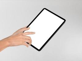 tenir et toucher la capture d'écran de l'application dans la maquette de la tablette photo