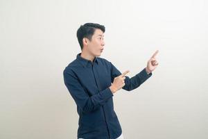 homme asiatique avec la main pointant ou présentant sur fond blanc photo