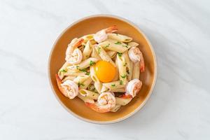 pâtes penne sauce à la crème blanche aux crevettes et œuf photo