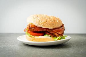 burger de poulet grillé avec sauce sur plaque photo