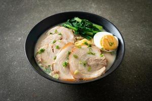 nouilles ramen dans une soupe d'os de porc avec du porc rôti et des œufs photo