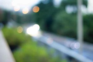 toute l'image bokeh montre la lumière jaune en un éclair. comme fond d'écran, concentrez-vous sur le flou de l'image entière pour créer un bokeh de lumière photo