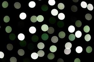 fond noir bokeh coloré abstrait non focalisé. défocalisé et flou beaucoup de lumière verte ronde photo