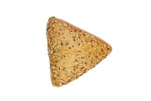 Petit pain triangle de seigle saupoudré de graines de tournesol et de lin isolé sur fond blanc photo