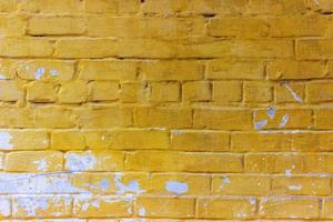fond de vieux mur de brique sale vintage avec du plâtre écaillé. arrière-plan ou texture. photo