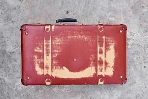 valise rouge rétro vintage, gros plan. vieille affaire photo