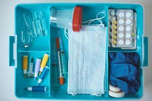 trousse de premiers soins en gros plan. boîte à médicaments à domicile avec des articles médicaux. photo