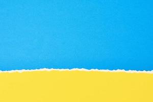 bord de papier déchiré déchiré avec un espace de copie, fond bleu et jaune de couleur photo