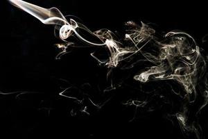 texture effet fumée. fond isolé. toile de fond noir et sombre. feu fumé et effet de brume. photo