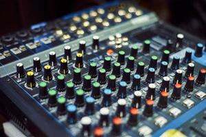 console de mixage de musique audio sur fond noir. table de mixage studio son