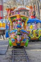 beau train pour enfants de couleur sur l'aire de jeux photo