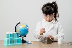 concept d'éducation, de science, de chimie et d'enfants - enfants ou étudiants avec expérience de fabrication de tubes à essai au laboratoire de l'école photo