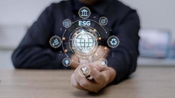 analyse d'homme d'affaires esg stratégie d'entreprise de gouvernance sociale environnementale concept d'investissement. photo