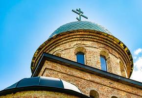 Croix de l'église chrétienne dans la haute tour du clocher pour la prière photo