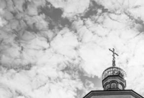 Croix de l'église chrétienne dans la haute tour du clocher pour la prière photo