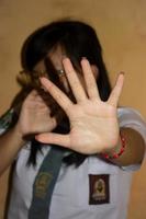 les mains d'une femme dans un concept d'uniforme de lycée d'un arrêt de l'intimidation à l'école. photo