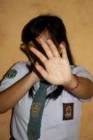 les mains d'une femme dans un concept d'uniforme de lycée d'un arrêt de l'intimidation à l'école. photo