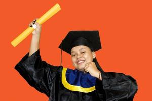 portrait d'une étudiante asiatique heureuse et excitée en chapeau de graduation, études, éducation, université, collège, concept de diplômé. bannière orange photo
