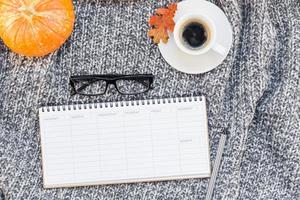 lieu de travail à domicile avec une tasse de café sur un plaid tricoté photo