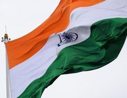 drapeau indien flottant, drapeau indien le jour de l'indépendance et le jour de la république de l'inde, agitant le drapeau indien, har ghar tiranga photo