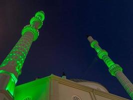 grande et belle mosquée musulmane haute temple islamique pour les prières à dieu allah avec des tours de haute religion dans le sud de la station balnéaire tropicale tropicale chaude de nuit photo