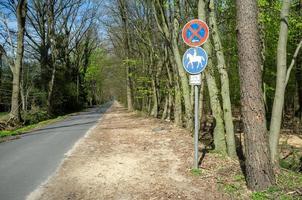 signe d'autorisation pour l'équitation le long de la route goudronnée photo