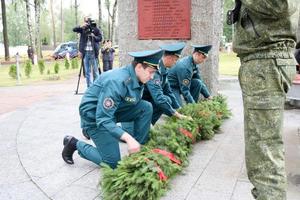 hommes militaires et vieil homme grand-père vétéran de la seconde guerre mondiale en médailles et décorations déposent des couronnes, saluent le jour de la victoire moscou, russie, 05.09.2018 photo