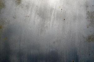 la texture d'un globule de fer en aluminium rayé brillant et argenté clair avec des taches rouillées entrecoupées. l'arrière-plan photo