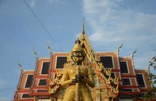 Thao wessuwan. arrière-plan de l'église au temple chulamanee. province de samut songkhram. points de repère thaïlande photo