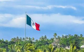 drapeau mexicain vert blanc rouge à zicatela puerto escondido mexique. photo
