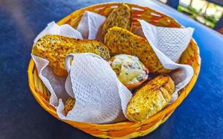 délicieux petits pains ronds aux graines de sésame sur table bleue mexique. photo