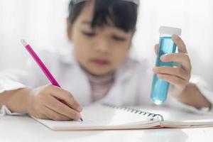 solution de mélange d'étudiants asiatiques dans une classe de laboratoire d'expérimentation scientifique photo